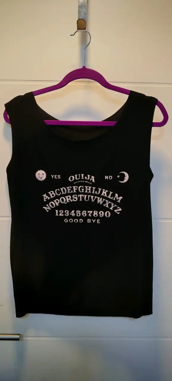 Polera negra con diseño Ouija