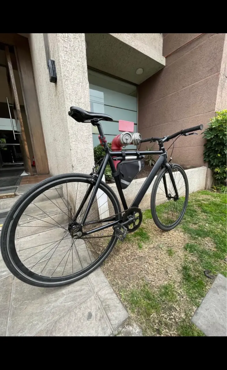 Bicicleta urbana negra en buen estado