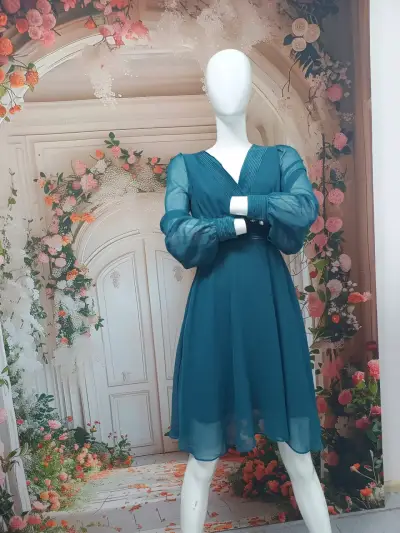 Vestido de gasa verde  con mangas largas - miniatura 4