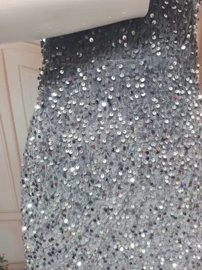 Vestido de fiesta plateado con lentejuelas - miniatura 2