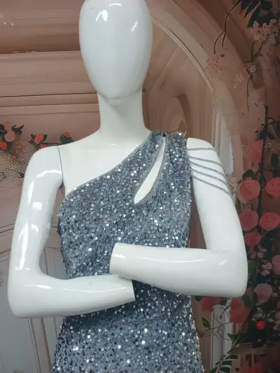 Vestido de fiesta plateado con lentejuelas - miniatura 3