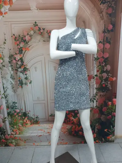 Vestido de fiesta plateado con lentejuelas - miniatura 4