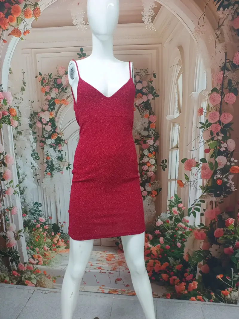 Vestido corto rojo con tirantes delgados - 1