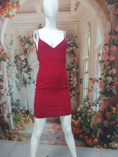 Vestido corto rojo con tirantes delgados - miniatura 1