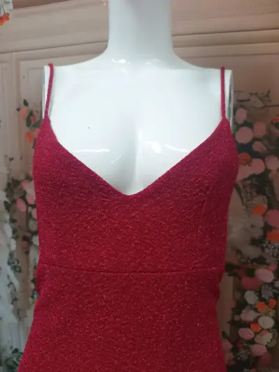 Vestido corto rojo con tirantes delgados - miniatura 2