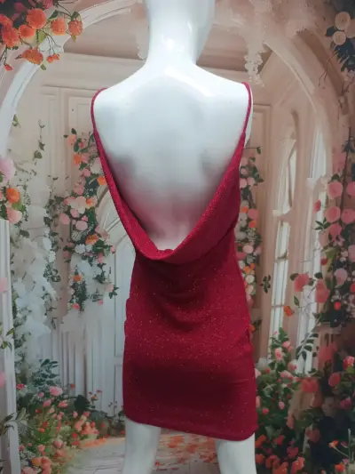 Vestido corto rojo con tirantes delgados - miniatura 3