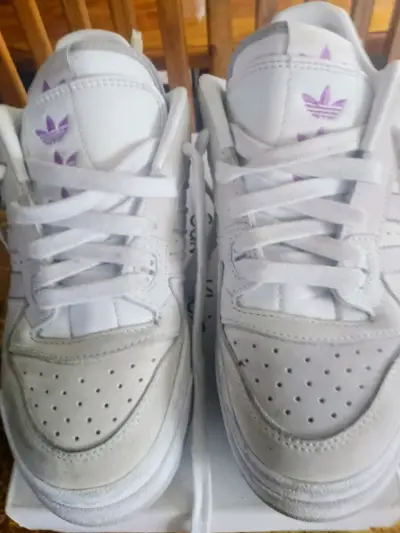 Zapatillas deportivas blancas Adidas con logo morado - miniatura 1