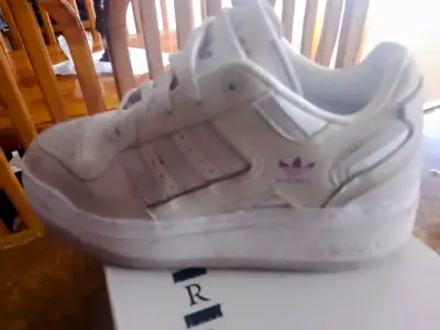 Zapatillas deportivas blancas Adidas con logo morado - miniatura 2
