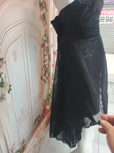Vestido de fiesta negro con lentejuelas - miniatura 1