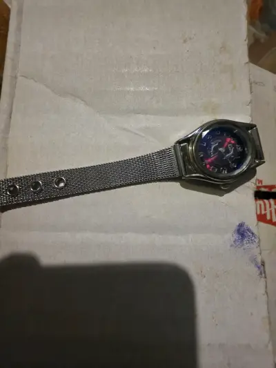Reloj de pulsera metálico con diseño moderno - miniatura 1