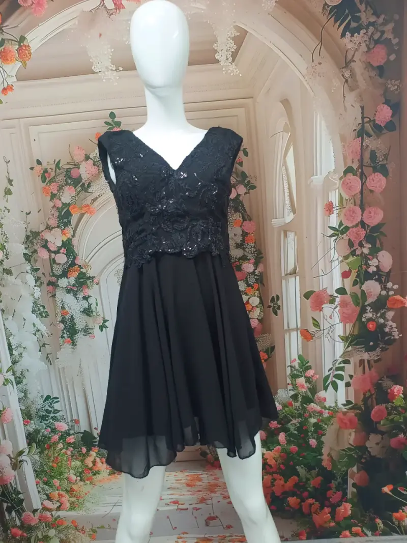 Vestido de fiesta negro con encaje y lentejuelas - 1