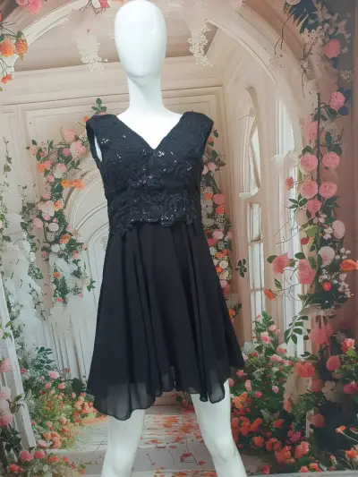 Vestido de fiesta negro con encaje y lentejuelas - miniatura 1