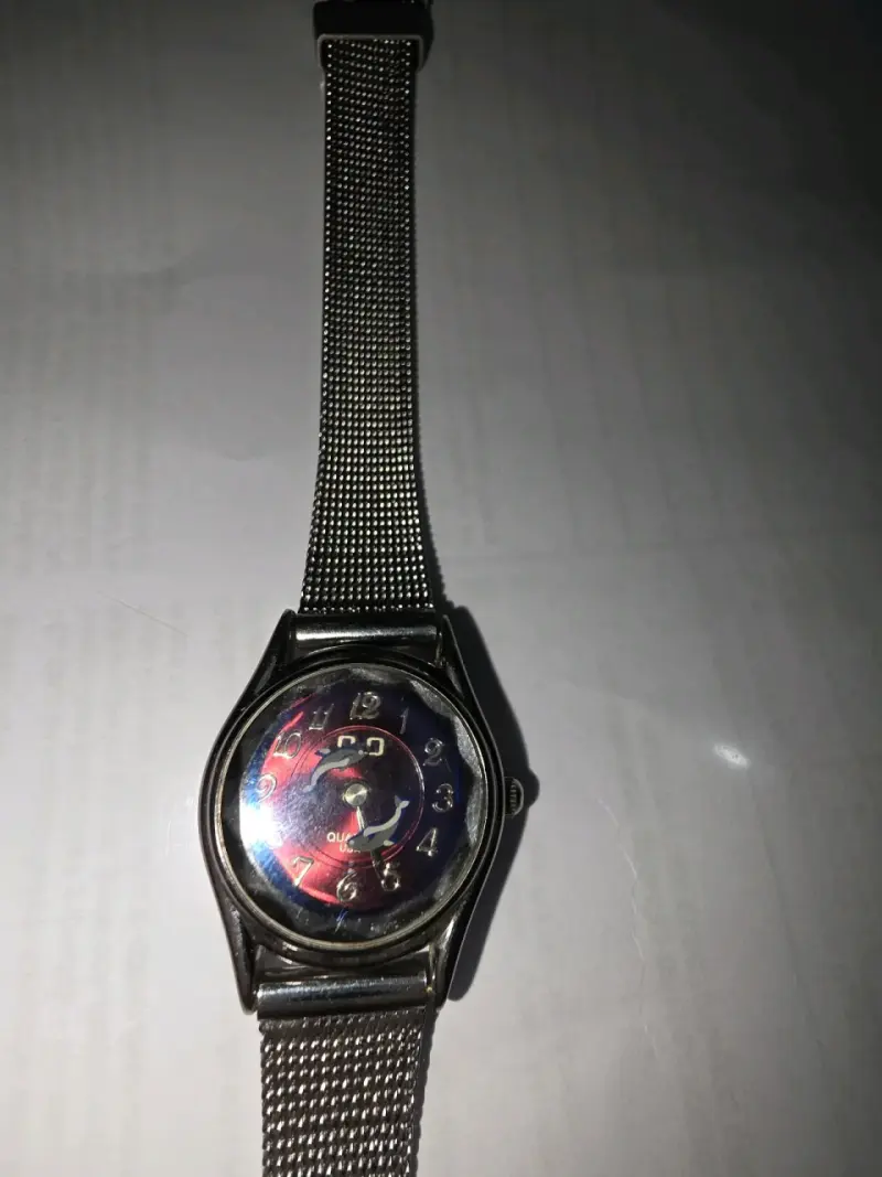 Reloj de pulsera metálico con diseño moderno - 2