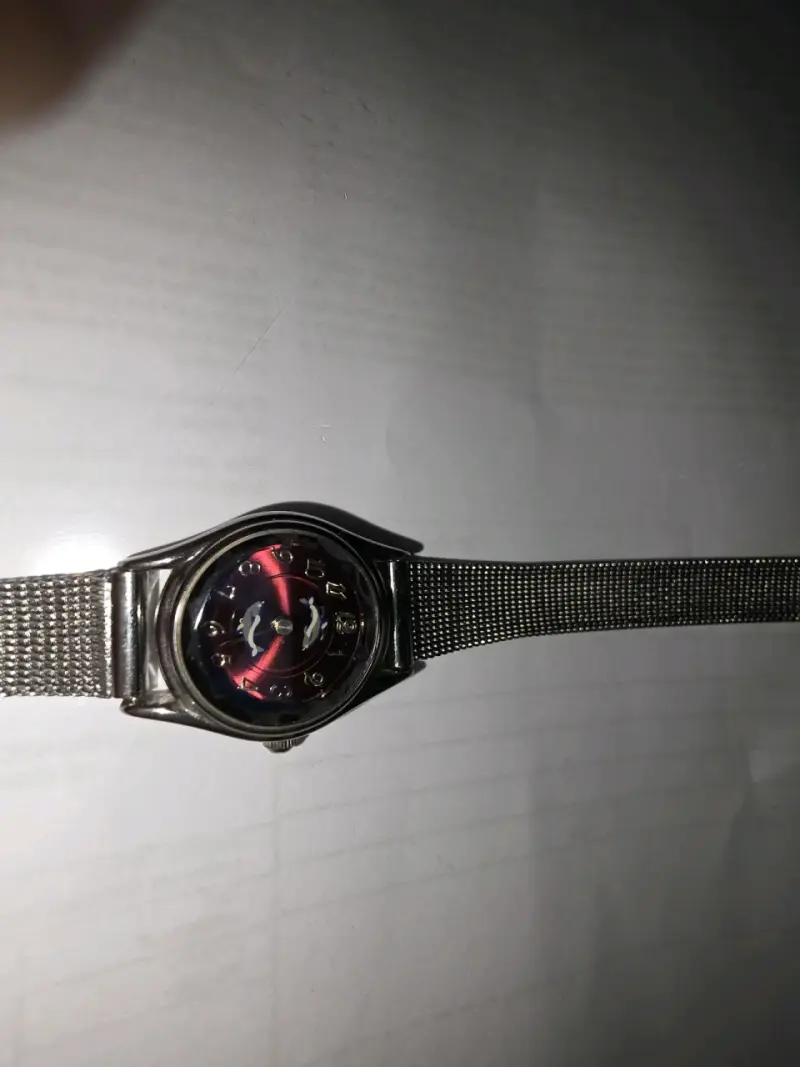 Reloj de pulsera metálico con diseño moderno - 3