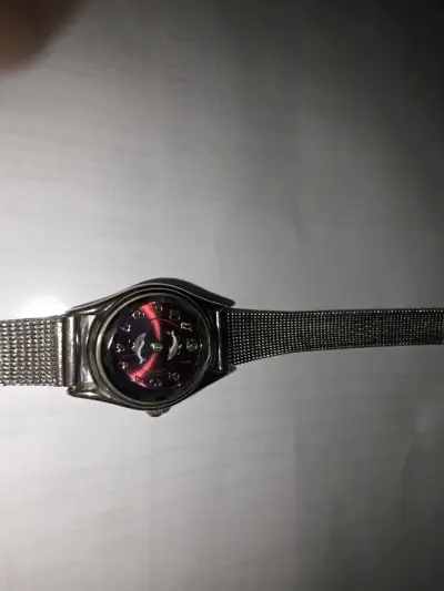 Reloj de pulsera metálico con diseño moderno - miniatura 3