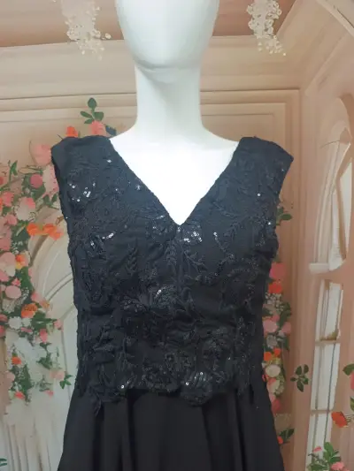 Vestido de fiesta negro con encaje y lentejuelas - miniatura 3
