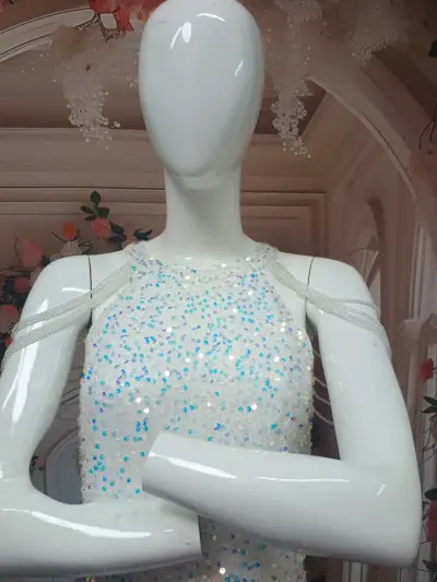 Vestido de fiesta con lentejuelas blancas - miniatura 1