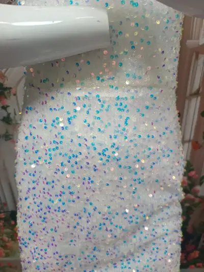 Vestido de fiesta con lentejuelas blancas - miniatura 2