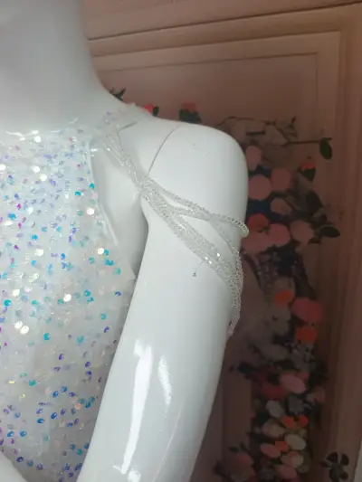 Vestido de fiesta con lentejuelas blancas - miniatura 3