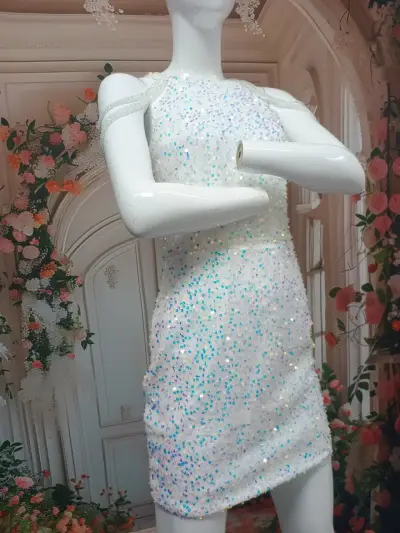 Vestido de fiesta con lentejuelas blancas - miniatura 4
