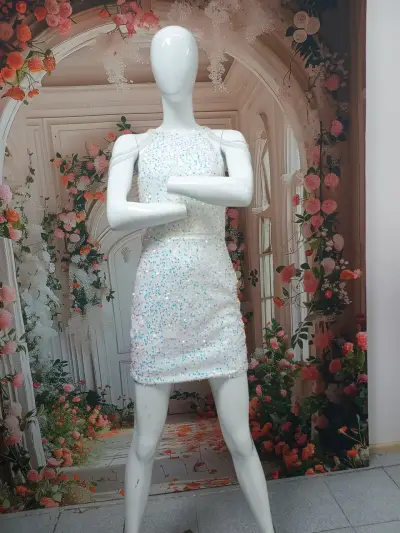 Vestido de fiesta con lentejuelas blancas - miniatura 5
