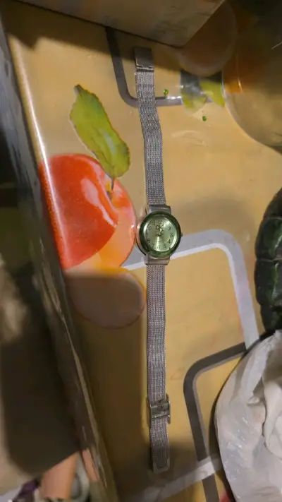 Reloj de pulsera con correa metálica - miniatura 1