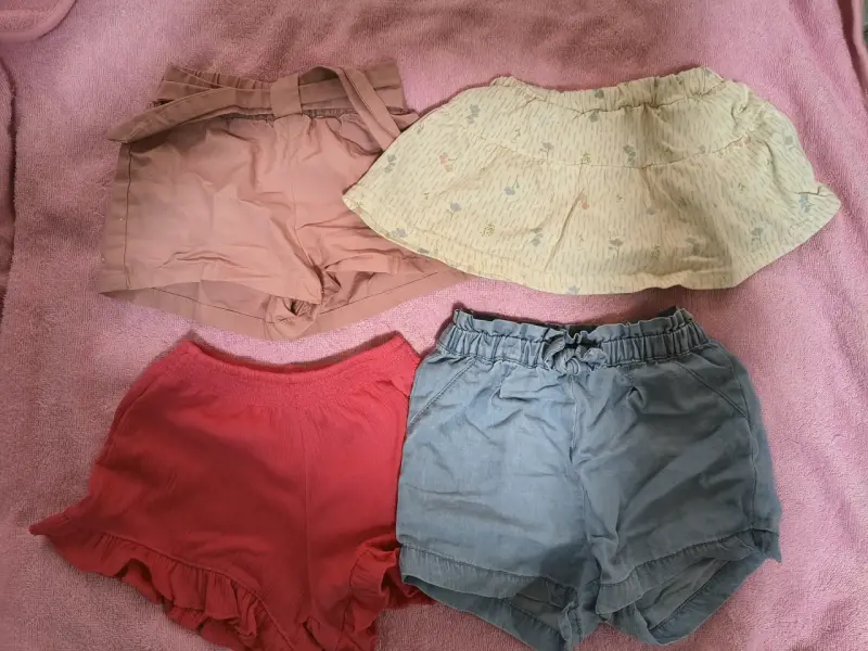 Lote de shorts y falda para niña en varios colores