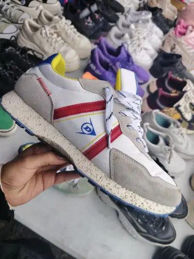 Zapatillas deportivas Dunlop blancas con detalles rojos - miniatura 1