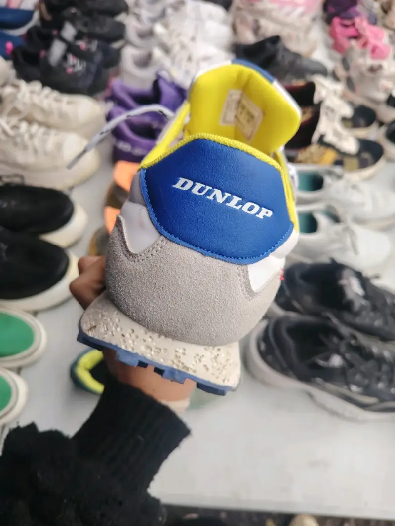 Zapatillas deportivas Dunlop blancas con detalles rojos - 4