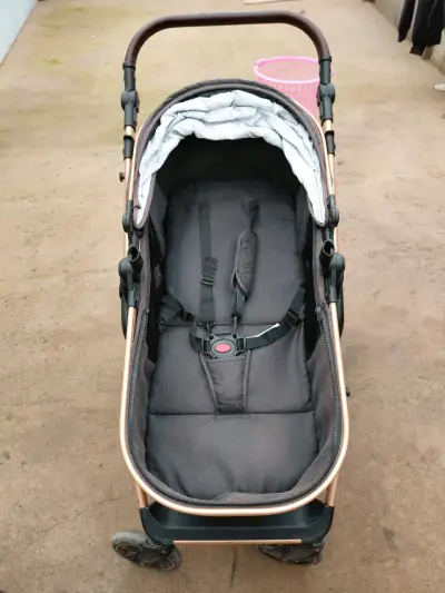 Coche de bebé plegable con capota gris - miniatura 1