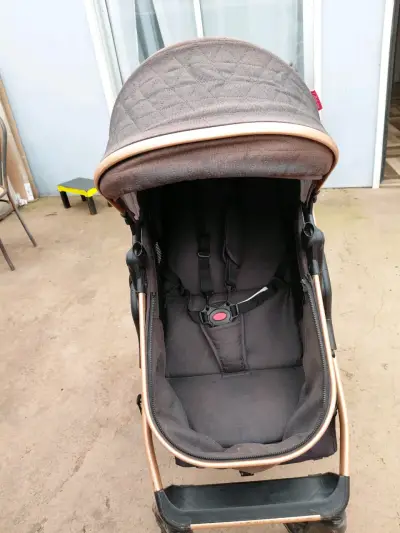 Coche de bebé plegable con capota gris - miniatura 2