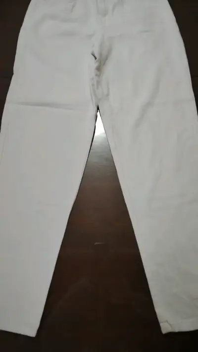 Pantalones de mezclilla blancos para mujer - miniatura 4