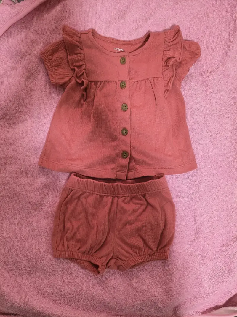 Conjunto de bebé rosado Carter's con volantes