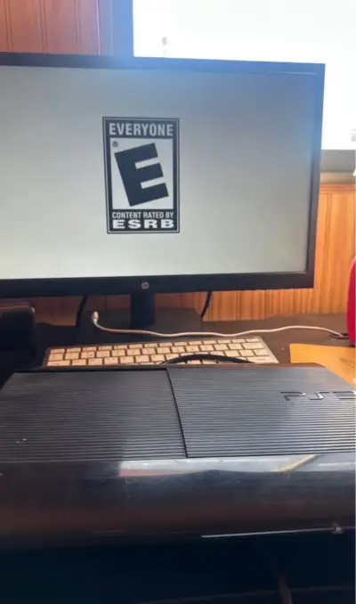 Consola PlayStation 3 con controles y accesorios - miniatura 1