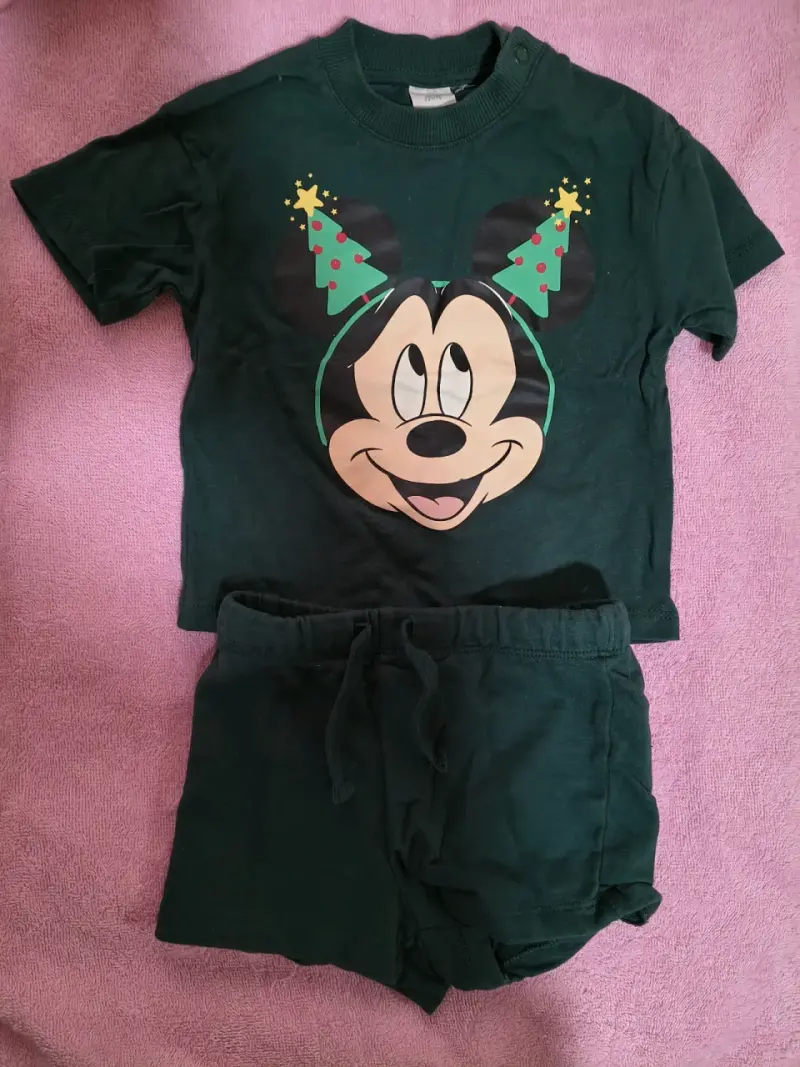 Conjunto infantil verde con diseño de personaje