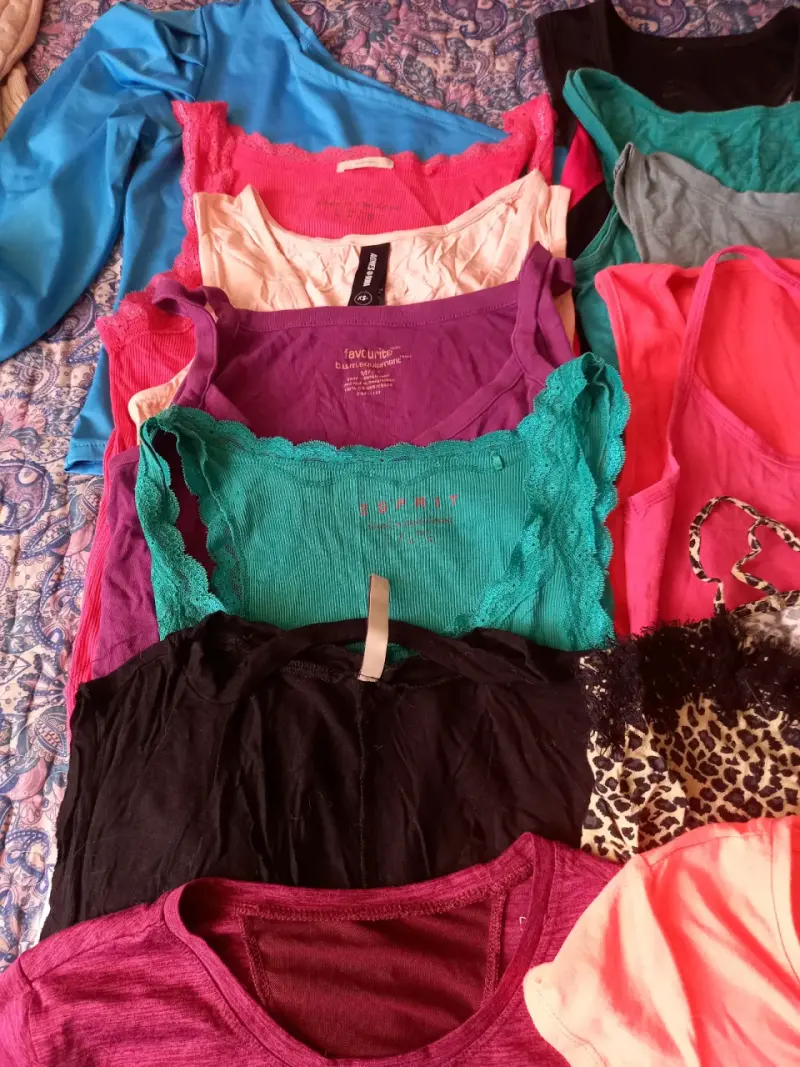 Lote de poleras y tops de mujer en varios colores - 2