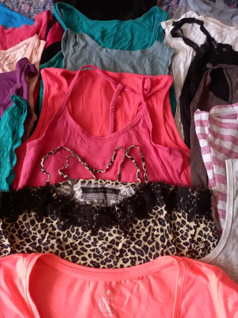 Lote de poleras y tops de mujer en varios colores - 3