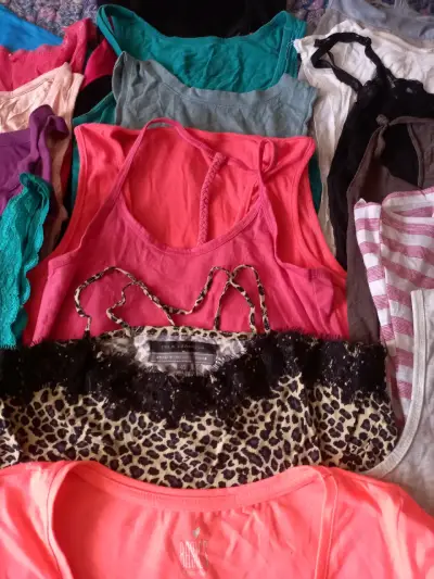 Lote de poleras y tops de mujer en varios colores - miniatura 3
