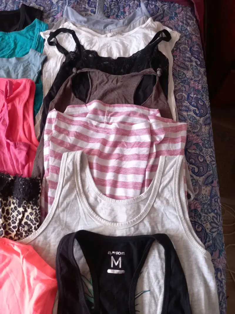 Lote de poleras y tops de mujer en varios colores - 4