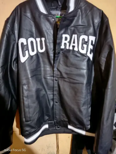 Chaqueta de cuero negra estilo varsity - miniatura 1