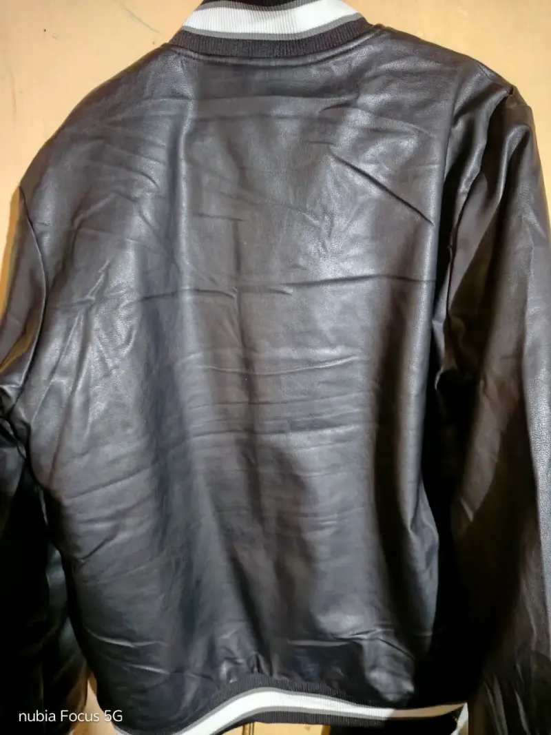 Chaqueta de cuero negra estilo varsity - 2