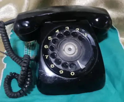 Teléfono antiguo de disco negro - miniatura 1