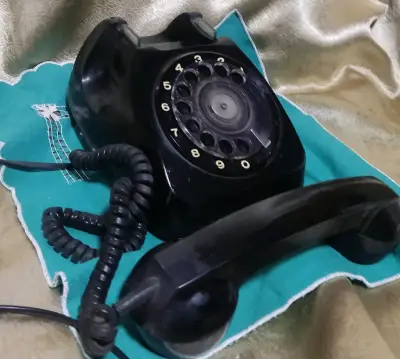 Teléfono antiguo de disco negro - miniatura 2