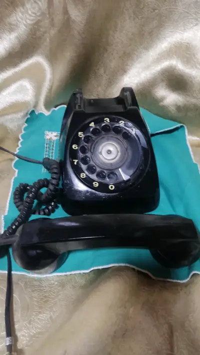 Teléfono antiguo de disco negro - miniatura 3