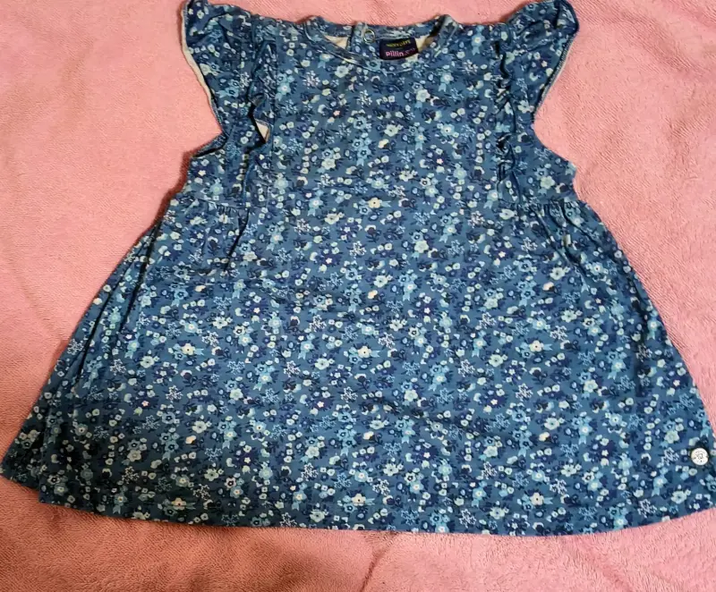 Vestido infantil azul con estampado floral