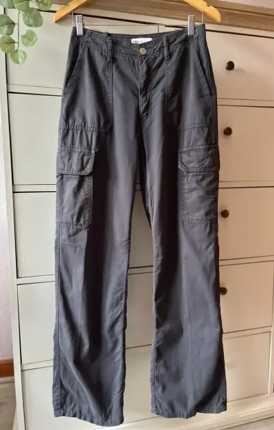 Pantalones cargo gris Zara talla 38 - miniatura 1
