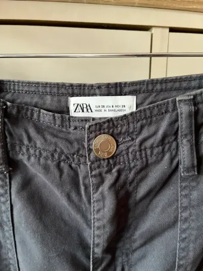 Pantalones cargo gris Zara talla 38 - miniatura 2