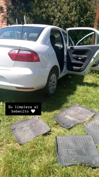 Auto Volkswagen blanco en buen estado - miniatura 2