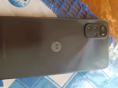 Smartphone Motorola con triple cámara - miniatura 1