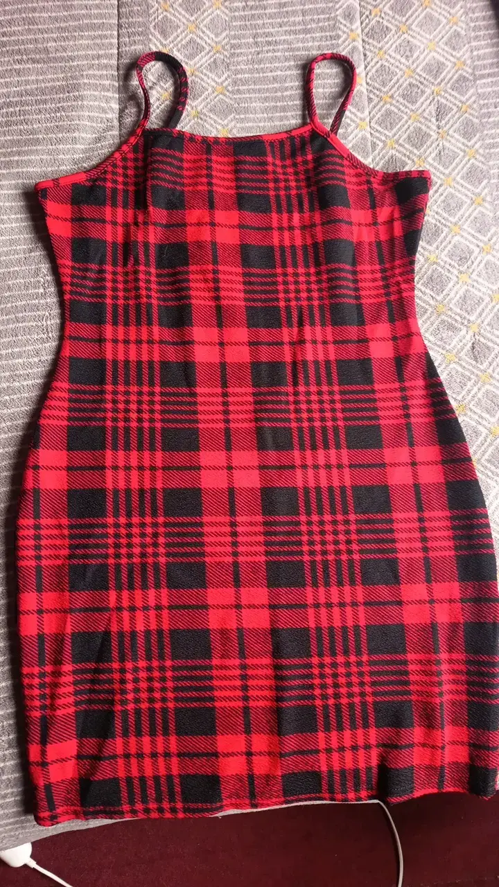 Vestido escocés rojo y negro ajustado - 1